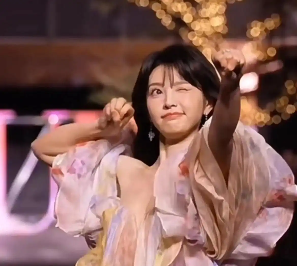 女明星真实身材路人视角_小骨架女明星_祝绪丹瘦成纸片人