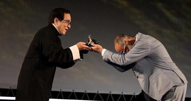 成龙拒绝好莱坞电影邀约_携程成龙入境游大使_娱乐圈成龙的级别